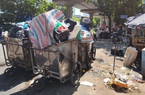 Người dân Hà Nội kêu trời vì xe gom rác án ngữ gần cửa nhà, rỉ nước, bốc mùi hôi thối