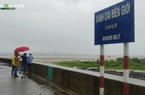 Móng Cái mưa nhỏ, người dân tranh thủ đội mưa chụp ảnh tại mũi Sa Vĩ trước khi bão Talim đổ bộ 