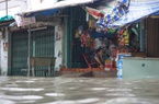 TP.HCM: Nhiều ngày mưa lớn, nước tràn vào nhà khiến việc kinh doanh của người dân bị đình trệ 