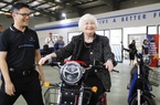 Bộ trưởng Tài chính Hoa Kỳ Janet Yellen ngồi thử xe máy điện do doanh nghiệp Việt Nam sản xuất