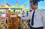 Cận cảnh bình rượu gần 2kg củ sâm Ngọc Linh, giá 500 triệu đồng ở Quảng Nam
