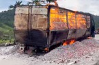 Quảng Nam: Xe tải chở hơn 15 tấn than bốc cháy ngùn ngụt, tài xế may mắn thoát thân