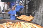 Nửa đêm ở TP Nam Định nghe tiếng rao "Ai bánh mì Ba Lan đê...", nhiều khách hỏi, bánh mì Ba Lan là bánh gì?