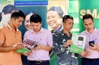 Đồng bào dân tộc thiểu số ở Phú Thọ dùng điện thoại thông minh làm thủ tục vay vốn, kiểm tra nợ