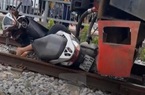 Cố điều khiển xe máy băng qua đường sắt, người phụ nữ bị tàu hỏa tông tử vong