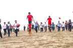 Cuộc thi kỳ lạ ở một làng ven biển Hà Tĩnh, dân thi chạy bằng hai cây gậy cao lênh khênh