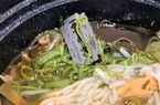 Khách tố tô bún bò 30.000 đồng có dao lam, chủ quán ở TP.HCM trả lại tiền nhưng kiên quyết không chịu trách nhiệm 
