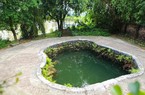 Hai cái giếng cổ hình bàn chân khổng lồ ở ngoại thành Hà Nội với chuyện đồn đại chưa kiểm chứng