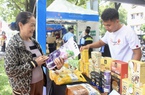 Du khách thích thú thưởng thức đặc sản OCOP tại Lễ hội Sông nước TP.HCM