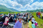Tắc đường chưa từng thấy ở một huyện của Nghệ An khi thiên hạ ùn ùn đổ về chợ phiên người Mông