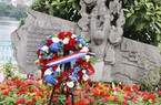 Tổng thống Joe Biden thăm phù điêu cố Thượng Nghị sỹ John McCain tại hồ Trúc Bạch