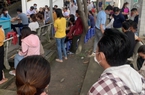 Hàng trăm công nhân đội nắng xếp hàng giành suất tuyển dụng