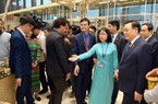 Lụa dệt từ tơ sen, trà hoa vàng, thịt chua gây ấn tượng với các nghị sỹ trẻ thế giới 
