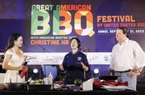 "Vua đầu bếp" Mỹ gốc Việt Christine Hà trình diễn nấu thịt bò nướng sốt BBQ từ Texas tại Hà Nội