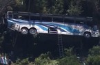 Clip: Xe bus chở học sinh trung học lao xuống khe núi ở New York khiến 2 người thiệt mạng