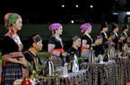 Du khách thích thú xem trình diễn pha trà, thưởng trà tại lễ hội trà Shan Tuyết huyện Văn Chấn