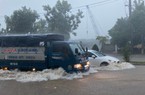 Đà Nẵng mưa to ngập đường, người dân chật vật lội nước đi làm