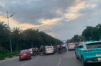 Hà Nội: Đoàn người đi xe đạp vào đường cấm, quây kín, đe dọa tài xế