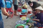 Một cái chợ ngay mép biển Đà Nẵng, sáng ra đã thấy la liệt cá ngon, người mua bán tấp nập