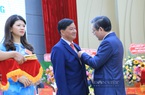 Ấn tượng hình ảnh Chủ tịch Hội NDVN trao tặng Kỷ niệm chương "Vì giai cấp nông dân" tới Bí thư Tỉnh ủy Lâm Đồng
