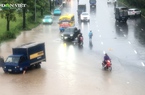 Hà Nội: Loạt ô tô, xe máy quay đầu trên Đại lộ Thăng Long vì ngập úng