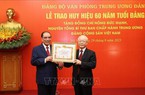 Tổng Bí thư Nguyễn Phú Trọng trao Huy hiệu cao quý của Đảng tặng nguyên Tổng Bí thư Nông Đức Mạnh