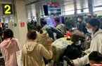 Người dân ùn ùn trở lại TP.HCM sau nghỉ lễ, sân bay Tân Sơn Nhất đông nghẹt