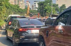 Hà Nội: Đào đường thi công giữa giờ cao điểm gây ùn tắc giao thông
