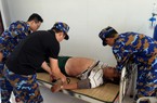 Trực thăng đưa 3 ngư dân bị nạn từ đảo Sinh Tồn, huyện Trường Sa, tỉnh Khánh Hòa vào bờ điều trị
