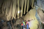 Quảng Bình: Phát hiện hang động nằm giữa rừng Trường Sơn với nhiều khối thạch nhũ độc đáo