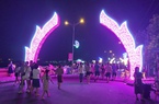 Người dân thích thú trải nghiệm tuyến phố đi bộ đầu tiên ở Hòa Bình trong ngày đầu vận hành thử nghiệm