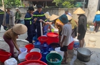 Một hồ nước ở Hà Tĩnh cạn trơ đáy, cả làng tất tả xách xô chậu đi xách nước từ xe cứu hỏa