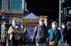 Mỹ: Nhiều bệnh viện yêu cầu đeo khẩu trang do số ca mắc cúm, COVID-19 tăng cao