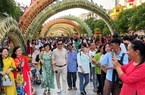 Khách du xuân đổ đến đường hoa Nguyễn Huệ cho kịp trước khi đóng cửa