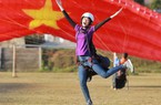 Hoa hậu Khánh Vân bay dù lượn, đi trên cầu kính cao 2.000 m
