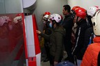 Công nhân ngán ngẩm xếp hàng dài chờ rút tiền về quê ăn Tết