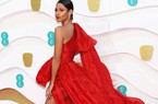 Người dẫn lễ trao giải BAFTA 2020 mặc thiết kế của Trần Hùng