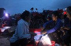 Đội đèn ban đêm đi chợ biển Thiên Cầm, mực còn búng tanh tách