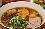 Quán bún bò chuẩn vị Huế đông nghịt khách ở phố Tây Bùi Viện