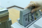 Tỷ giá ngày 1.8: Giá bán USD ngân hàng lập đỉnh mới, USD chợ đen nổi sóng