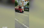 Thót tim cảnh sát hóa "người nhện" đu bám mũi xe chở hàng suốt cả km