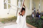 Phụ huynh, học sinh cùng thầy cô dọn trường kịp khai giảng sau lũ