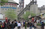 Hàng trăm người dân "bạc mặt" vì nhà máy xi măng