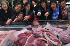 Khủng hoảng lợn: Ba bà nội trợ “khiêu chiến” giành nhau miếng thịt cuối cùng