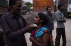 Con đường làm gái mại dâm không lối thoát của cô gái Ấn Độ bị cha bán lấy tiền mua rượu