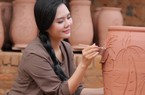 Quán quân Sao Mai Lương Nguyệt Anh trổ tài vẽ trên gốm trong MV về quê hương quan họ