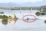 Quảng Ngãi:
Hi hữu xe đào tiền tỷ chìm nghỉm dưới sông Trà Khúc vì  lũ trái mùa
