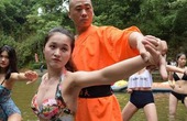 Hình ảnh võ sư Thiếu Lâm dạy võ cho các cô gái mặc… bikini gây sững sờ