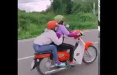 2 nữ tổ lái quằn quại trên xe máy