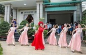 Cô dâu cùng dàn hotgirl bưng quả nhảy 'Cô Ba Sài Gòn' cực chất